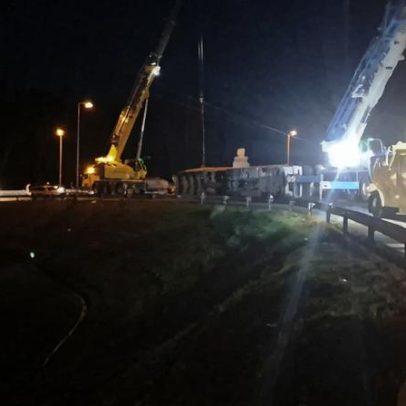 Homem ferido em despiste de camião na A28, Esposende; trânsito condicionado