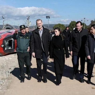 Reis de Espanha visitam local do acidente de comboios