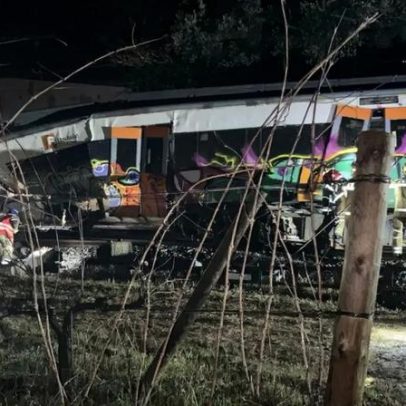 Pelo menos 15 feridos após comboio descarrilar e colidir com muro em Barcelona