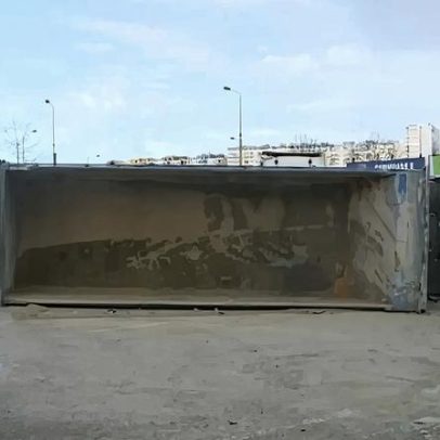 Camião despista-se e tomba em Almada