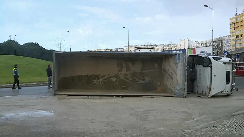 Camião despista-se e tomba em Almada