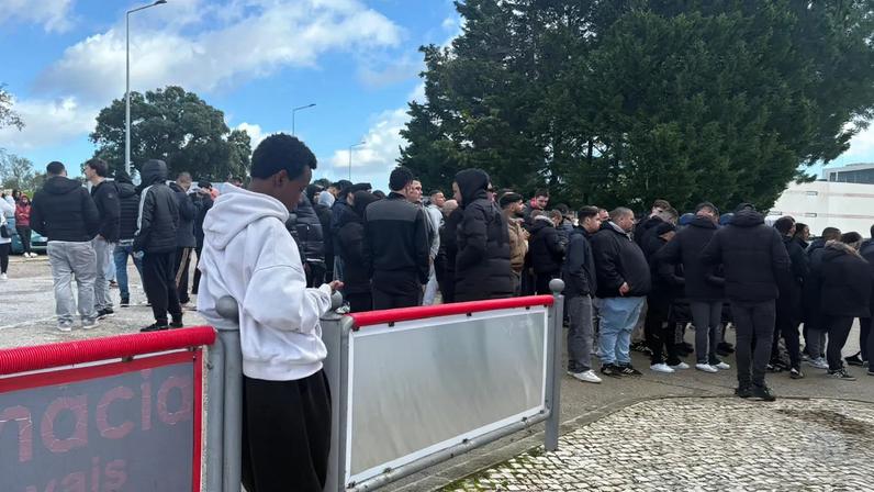 Adeptos cercam centro de estágios do Benfica no Seixal