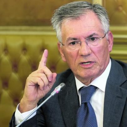 Políticos acumulam duas pensões vitalícias