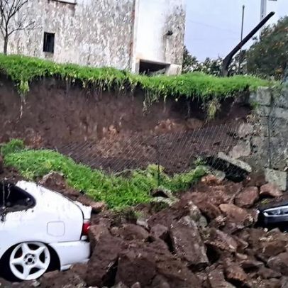 Muro desaba em Marco de Canaveses e destrói dois carros