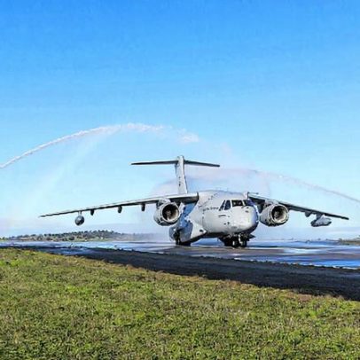 Novo avião da Força Aérea é reabastecido em pleno voo