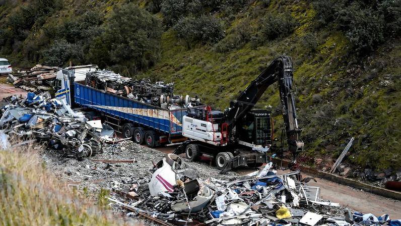 Retirados destroços das carruagens de comboio alta velocidade que descarrilou em Espanha