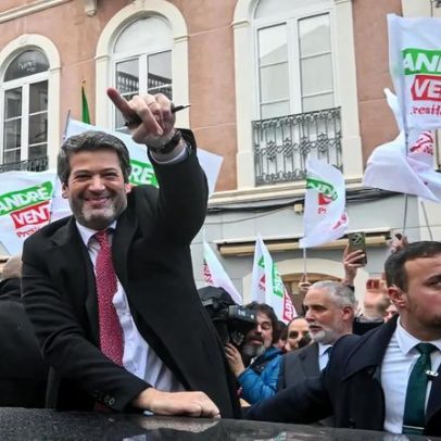 Ventura desafia Seguro a mudar a Constituição e impedir duplicação de subvenções