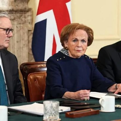Sobrevivente do Holocausto discursa em Downing Street e emociona Keir Starmer