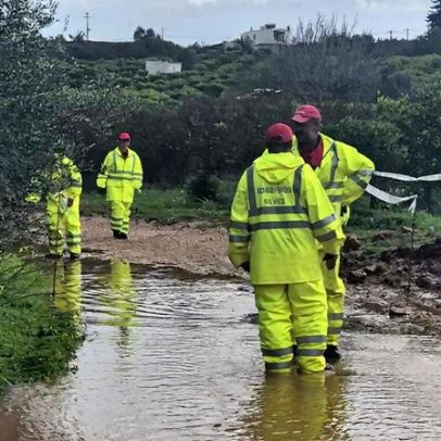 Mulher desaparece após viatura ser arrastada por ribeira em Silves