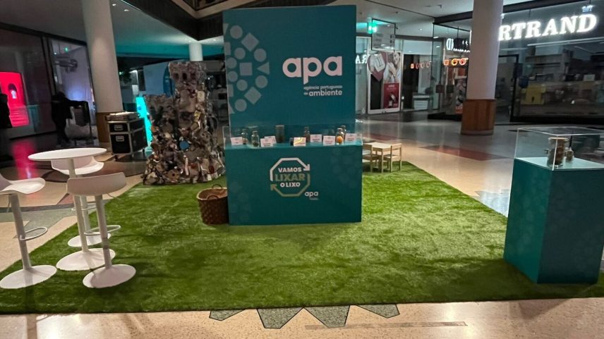 A APA promove campanha sobre lixo com exposição num centro comercial