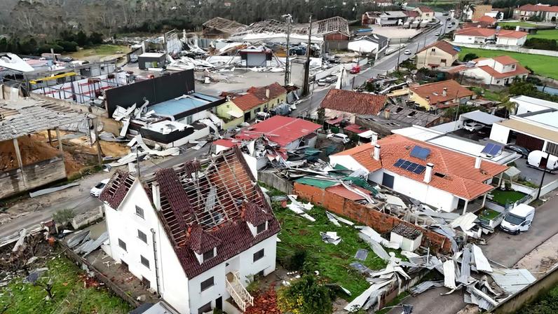 Depressão Kristin deixa rasto de destruição na aldeia de Barracão, concelho de Leiria