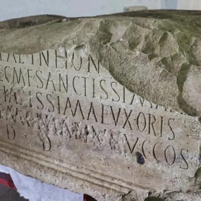 Base de estátua romana epigrafada, com duas toneladas, descoberta em Faro