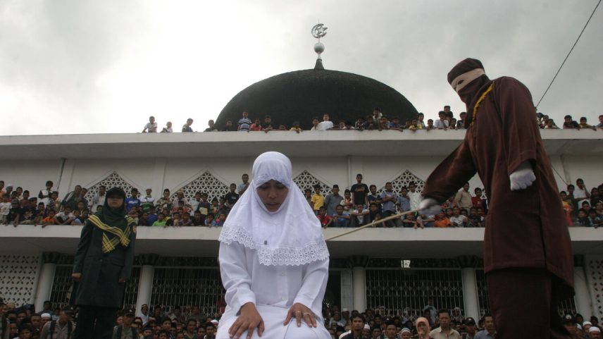 Mulher açoitada em frente a uma mesquita em Banda Aceh, Indonésia
