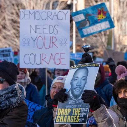 Milhares protestam em Minneapolis contra política de imigração de Trump