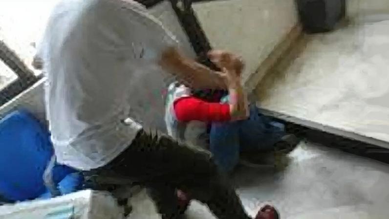 Homem de 37 anos chegou a atirar uma garrafa de lixívia à vítima