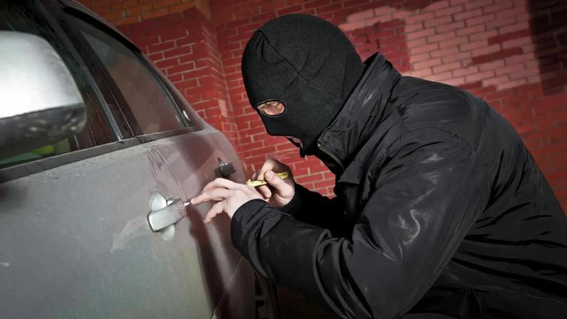 Suspeito e comparsa consumaram furto à viatura