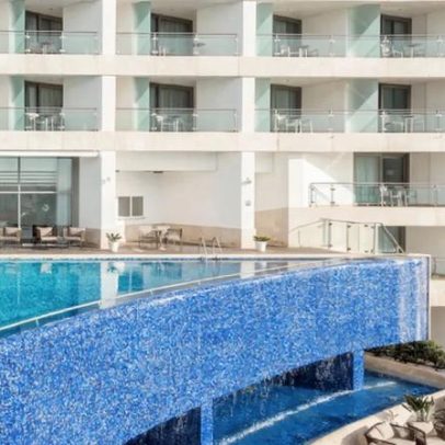 Teto de sauna cai em hotel de luxo, deixando feridos