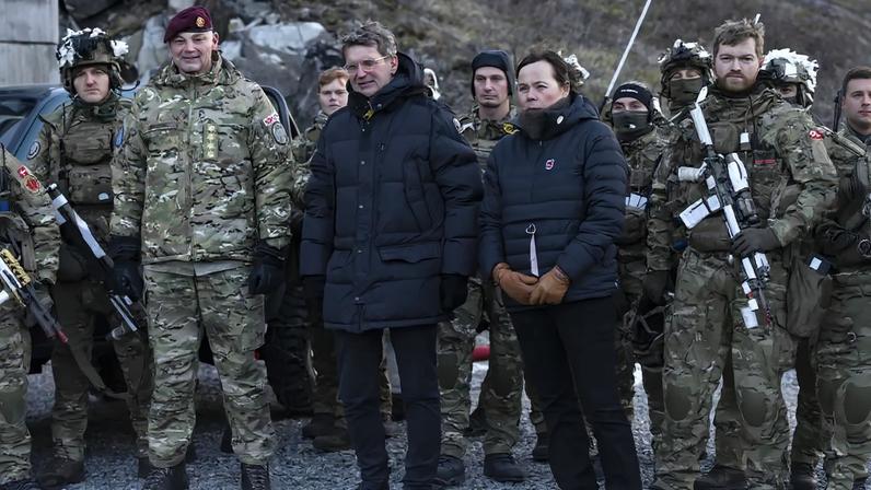 Ministro da Defesa dinamarquês com militares em Nuuk, Gronelândia