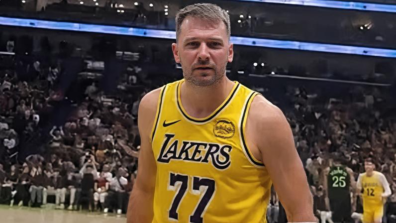 Doncic foi insultado por adepto e 'calou-o' com um triplo: «O que é que disseste, filho da p...?»