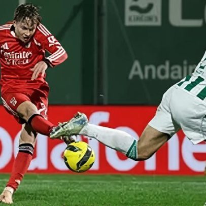 Frustração na saída: Schjelderup e André Luiz sem cumprimentos do treinador