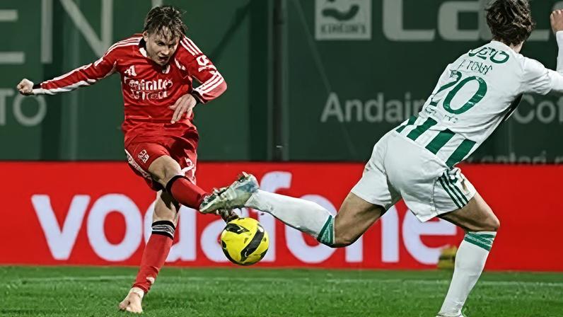 Frustração na hora de sair: de Schjelderup a André Luiz... que nem o treinador cumprimentou