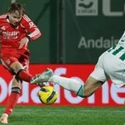 Frustração ao sair: Schjelderup e André Luiz sem cumprimento do treinador