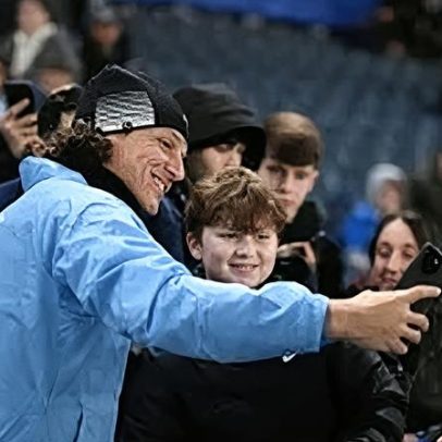 David Luiz recebe prenda especial no Chelsea após carreira no clube