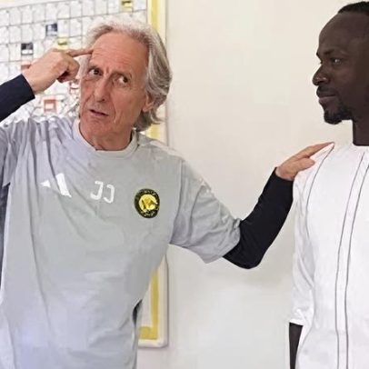 Mané é recebido como herói no Al Nassr após bolo cortado por Ronaldo
