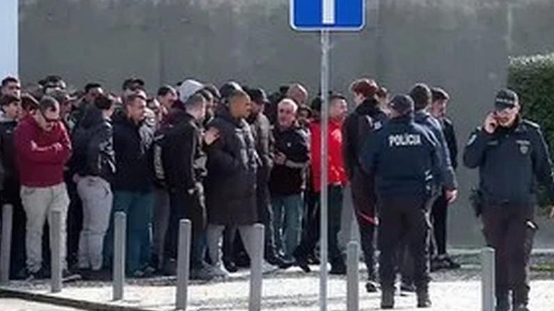 Duas centenas de ultras entraram no Benfica Campus: da reação dos jogadores à conversa com Mourinho, Otamendi e Simão
