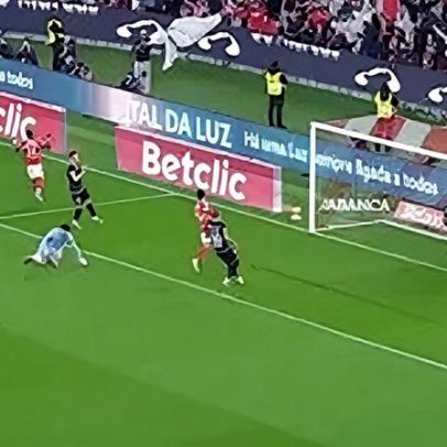 Lopes Cabral marca o primeiro golo pelo Benfica contra o Estrela