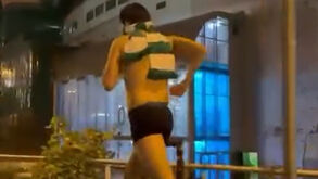 Adepto do Sporting corre em boxers à volta do Estádio de Alvalade após vitória