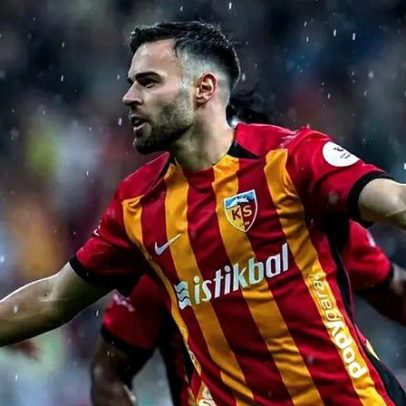 Miguel Cardoso, ídolo na Turquia, celebra 150 jogos com homenagem da claque