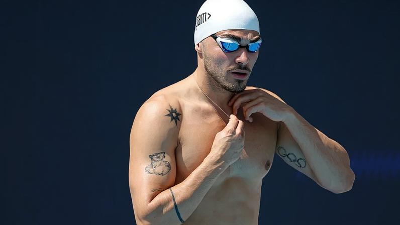Diogo Ribeiro, nadador português, prepara-se para entrar na piscina.