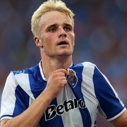 Victor Froholdt fica no plantel da equipa