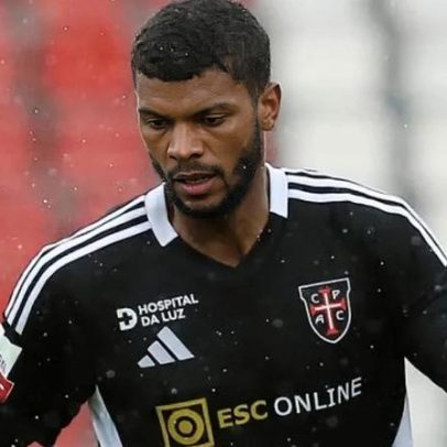 Iyhad Mohamed regressa após a estreia