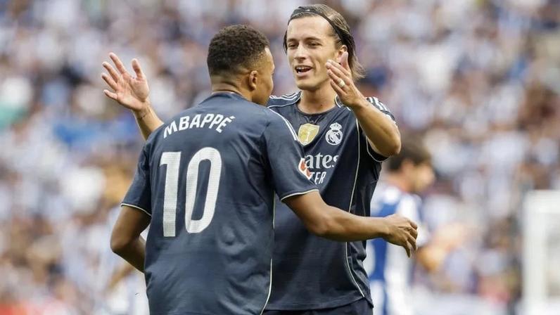 Álvaro Carreras com Mbappé