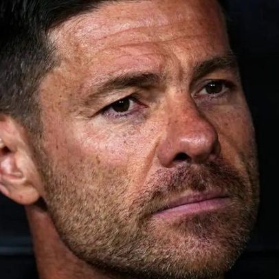Real Madrid dispensa Xabi Alonso e anuncia substituto minutos depois