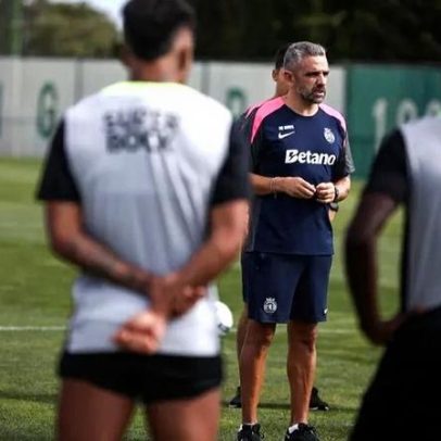 Rui Borges dirige discurso ao plantel do Sporting para enfrentar má fase