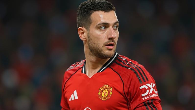 Guardiola pediu expulsão para Dalot no dérbi de Manchester