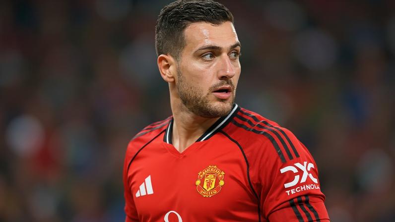 Guardiola pediu expulsão para Dalot no dérbi de Manchester