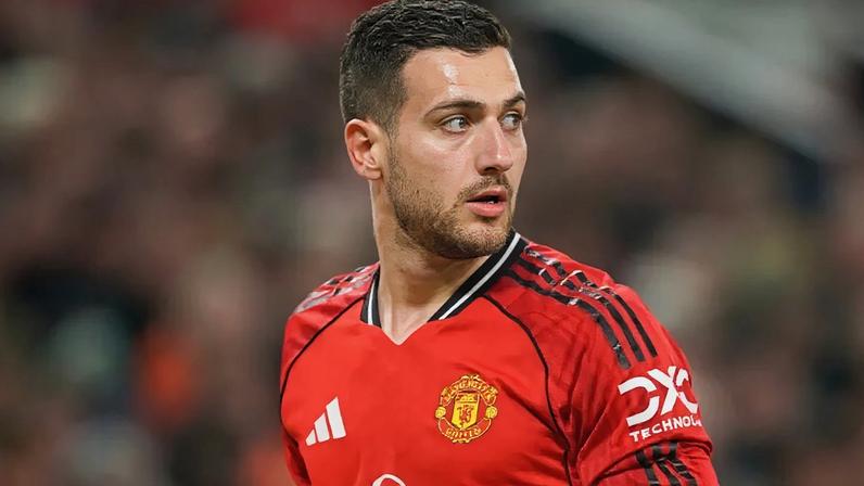 Guardiola pediu expulsão para Dalot no dérbi de Manchester