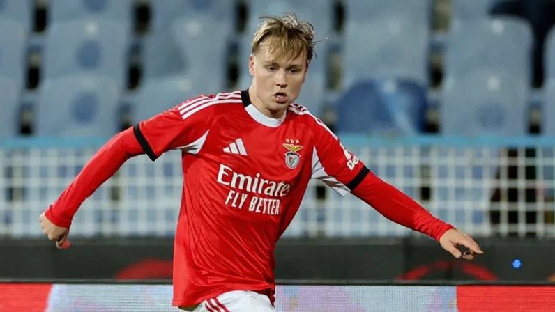 Schjelderup perto de rumar a Itália