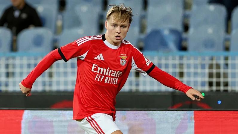 Schjelderup durante o Atlético-Benfica