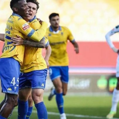 Saída de De Paula abre vaga no meio-campo