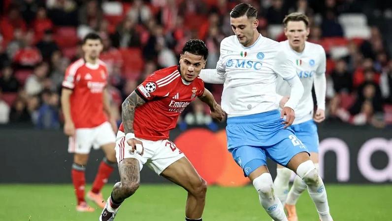 Benfica negocia com Nápoles a contratação de Lorenzo Lucca