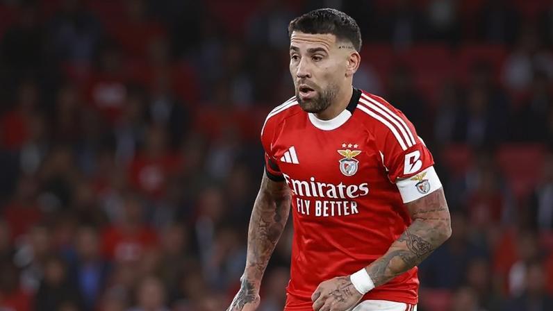 Capitão Otamendi acompanha Benfica a Porto apesar de castigo