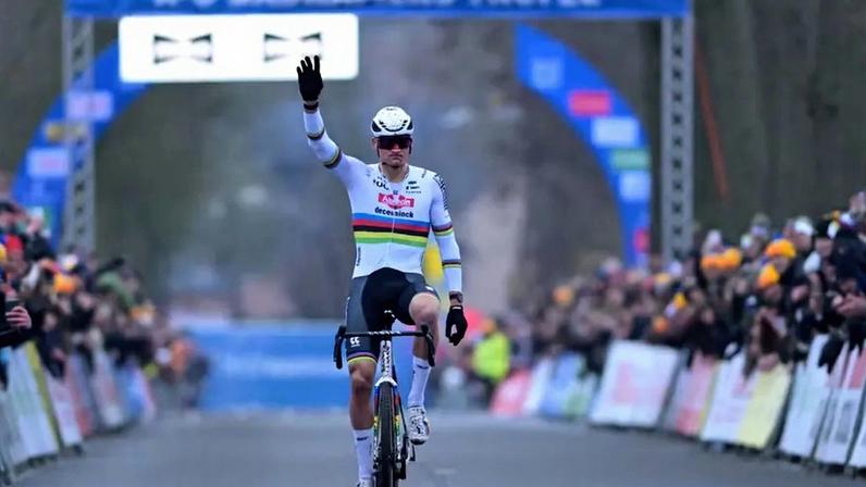 Van der Poel vence prova de ciclocrosse com público