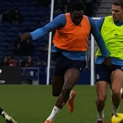 Samu e Bednarek disputam lance que deixou adeptos surpreendidos