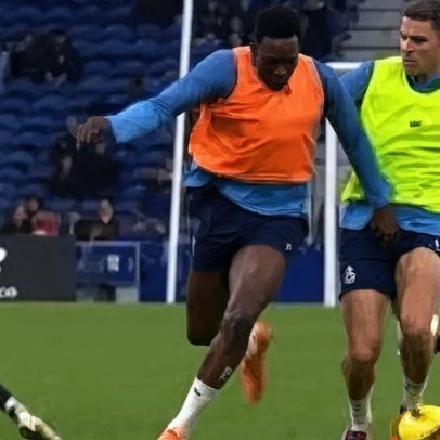Samu e Bednarek disputaram lance intenso que adeptos viram mais do que deviam