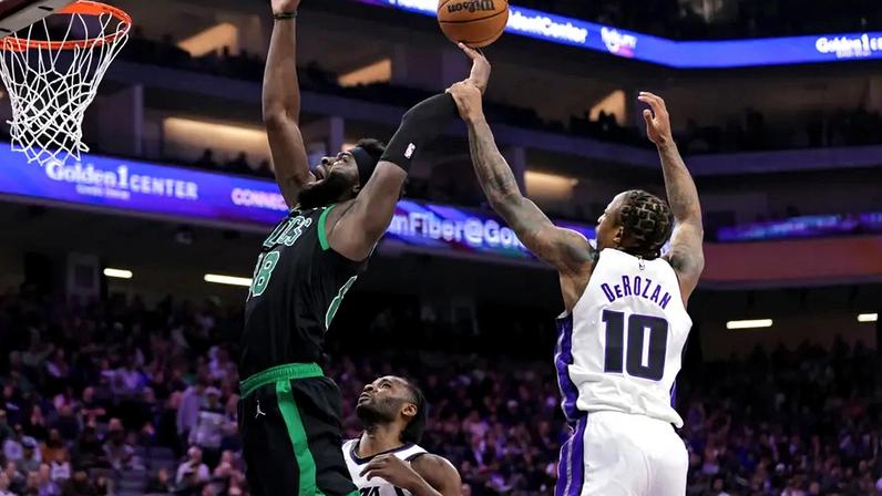 Neemias Queta em ação frente aos Sacramento Kings